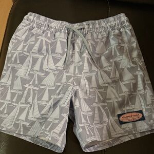 Vineyard vines boys swim size 5